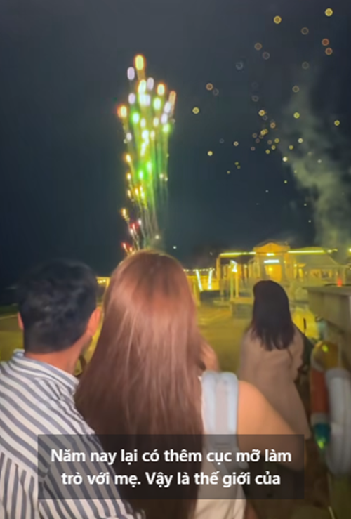 Vợ chồng Minh Hằng cùng con trai ngắm pháo hoa đón sinh nhật.