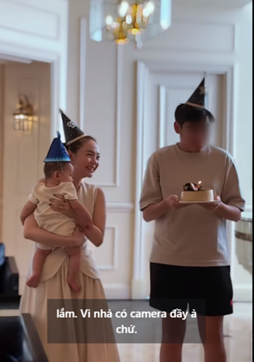 Nữ ca sĩ Minh Hằng vừa tiết lộ về bữa tiệc sinh nhật chồng diễn ra cách đây 1 tháng. Để khiến chồng bất ngờ, Minh Hằng tổ chức sinh nhật muộn một ngày.