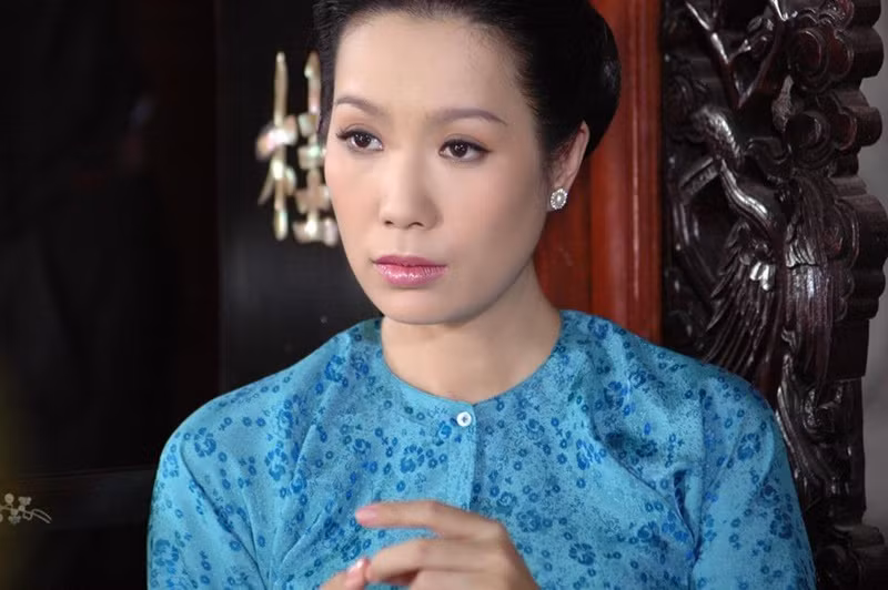 Trịnh Kim Chi sinh năm 1971, là sinh viên khoa diễn viên của Đại học Sân khấu và Điện ảnh TP. HCM (hiện nay), cùng thời với Lý Hùng, Diễm Hương, Quyền Linh, Lê Tuấn Anh, Việt Trinh.