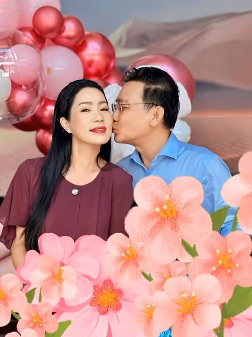 Trịnh Kim Chi được chồng chiều chuộng. Nữ diễn viên nhận nhiều món quà giá trị từ người bạn đời như xe hơi, nhẫn kim cương, biệt thự.