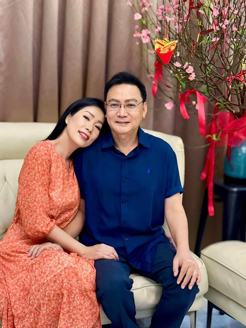 Chồng Trịnh Kim Chi không hề nghi ngờ hay ghen tuông khi vợ hoạt động nghệ thuật vì hiểu cách làm việc và cư xử giữa các nghệ sĩ với nhau.