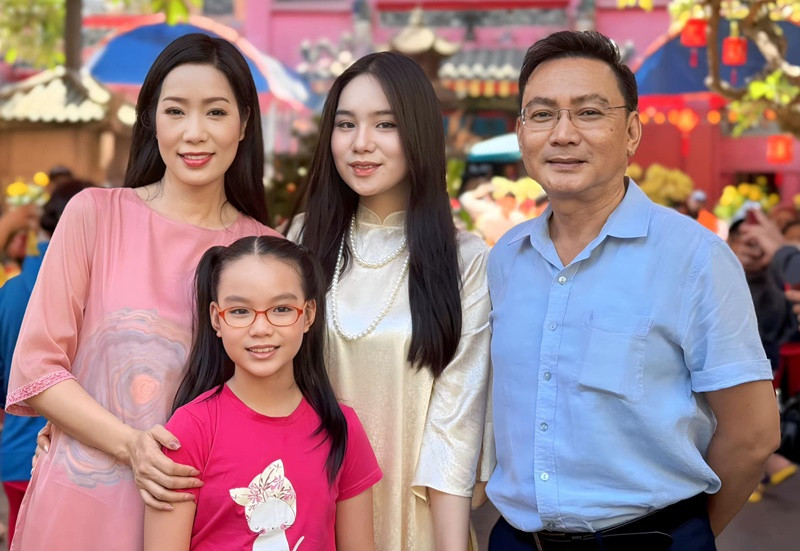 Nghệ sĩ Trịnh Kim Chi kết hôn năm 2000 với doanh nhân Trấn Phương. Cặp đôi có hai cô con gái chung.