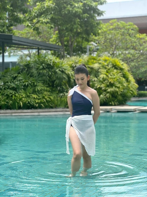 Nữ nghệ sĩ khoe vóc dáng thon gọn khi mặc bikini. Ảnh: Phụ Nữ Gia Đình.