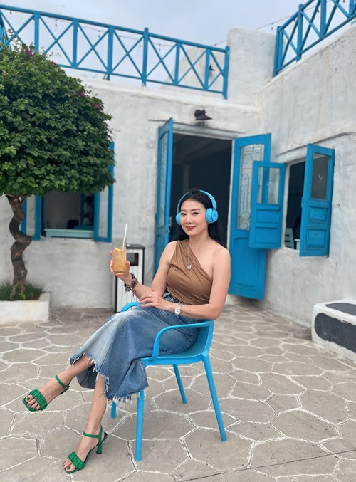 Mỹ Uyên chia sẻ trên Dân Trí, cô giữ được hình thể thon gọn nhờ tập yoga. Ảnh: FBNV.