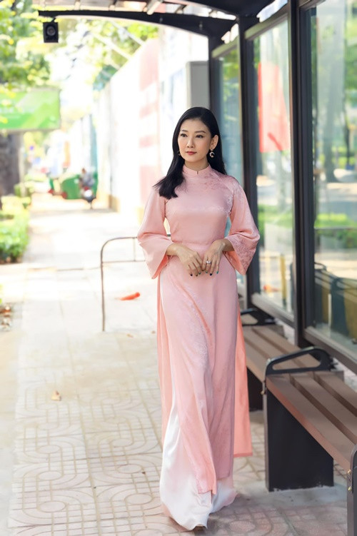 "Nhưng mãi mà tôi vẫn chưa chọn được ai là vì tôi kỹ tính và khó tính. Càng ngày tôi càng thấy mình cầu toàn và kỹ tính", Mỹ Uyên tâm sự. Ảnh: FBNV.