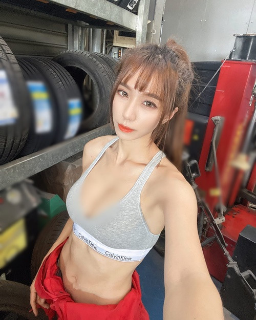 Hot girl xinh đẹp chuộng mốt để lộ nội y.