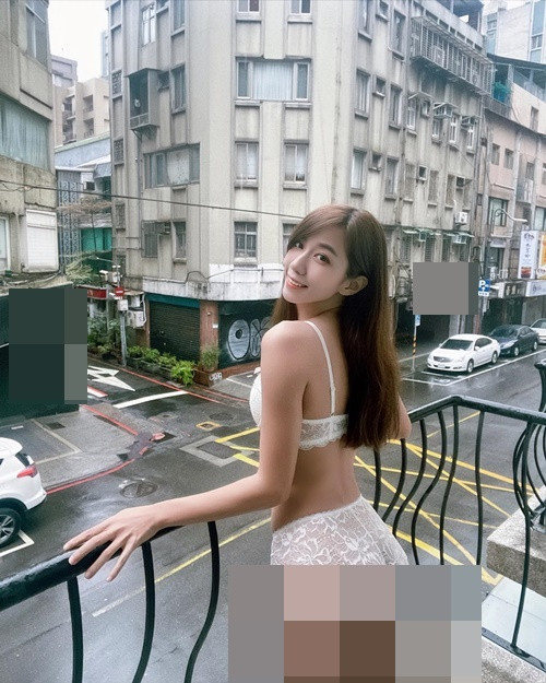 Mới đây, loạt ảnh hot girl Trương Vũ Đình diện nội y trên ban công thu hút được nhiều cư dân mạng.