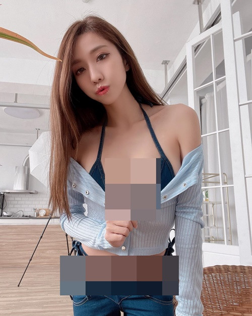 Trang cá nhân Instagram của cô nàng ngập tràn hình ảnh nóng bỏng.