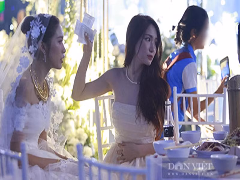 Hòa Minzy ghi điểm khi quạt cho Doãn Hải My bớt nóng lúc mất điện trong đám cưới. Ảnh: Dân Việt.