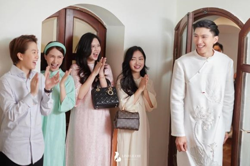 “Một hay nhiều bài hát cũng không thể hiện được hết tấm lòng của em. Hậu là người em thân thiết của em và My cũng vậy", Hòa Minzy bày tỏ. Ảnh: Thương Hiệu Pháp Luật.