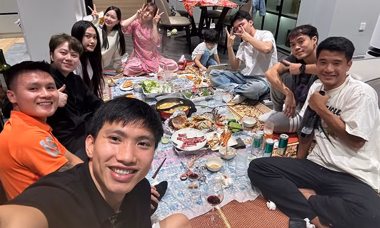 Hòa Minzy có mặt trong buổi tiệc tất niên cùng các cầu thủ như Quang Hải, Văn Toàn, Văn Hậu... Ảnh: FBNV.
