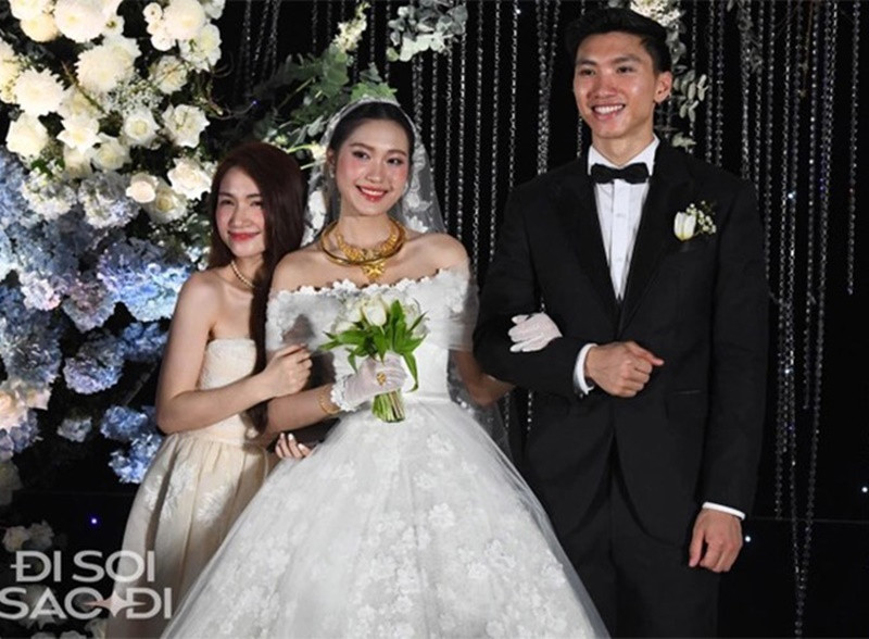 Hòa Minzy cũng thân thiết với cầu thủ Đoàn Văn Hậu. Trong đám cưới của nam cầu thủ và Doãn Hải My, nữ ca sĩ cho biết, cô biết ơn Văn Hậu cả cuộc đời vì được anh giúp đỡ lúc khó khăn. Ảnh: Bóng Đá Plus.