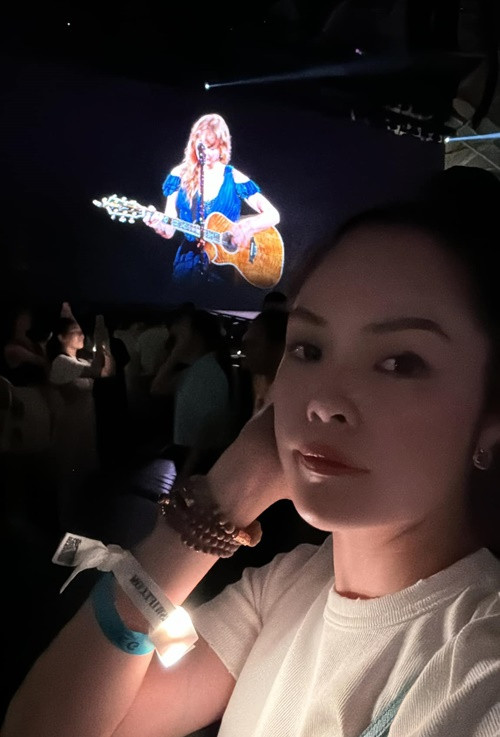 Nữ diễn viên đi xem show diễn của Taylor Swift tại Singapore.