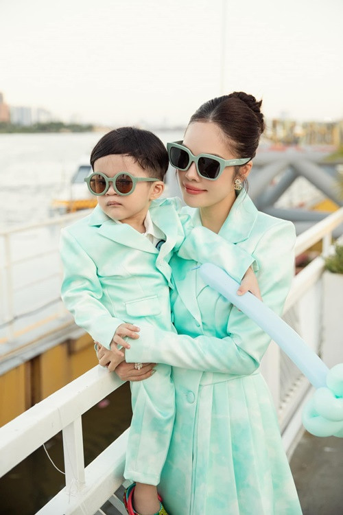 Nữ diễn viên chia sẻ trong cuộc phỏng vấn với Vietnamnet, bố của con trai đầu lòng vẫn lo cho con về chuyện ăn học hay tạo điều kiện về mặt tinh thần. Còn bố con trai thứ 2 của Dương Cẩm Lynh không chu cấp, quan tâm đến con trai.