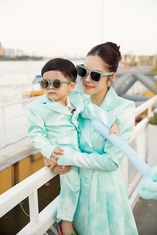 Nữ diễn viên chia sẻ trong cuộc phỏng vấn với Vietnamnet, bố của con trai đầu lòng vẫn lo cho con về chuyện ăn học hay tạo điều kiện về mặt tinh thần. Còn bố con trai thứ 2 của Dương Cẩm Lynh không chu cấp, quan tâm đến con trai.