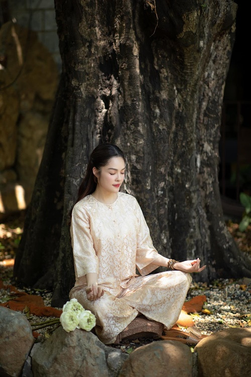 Dương Cẩm Lynh dành nhiều thời gian cho bản thân. Cô đã tìm đến Phật pháp, tu tập mỗi ngày.