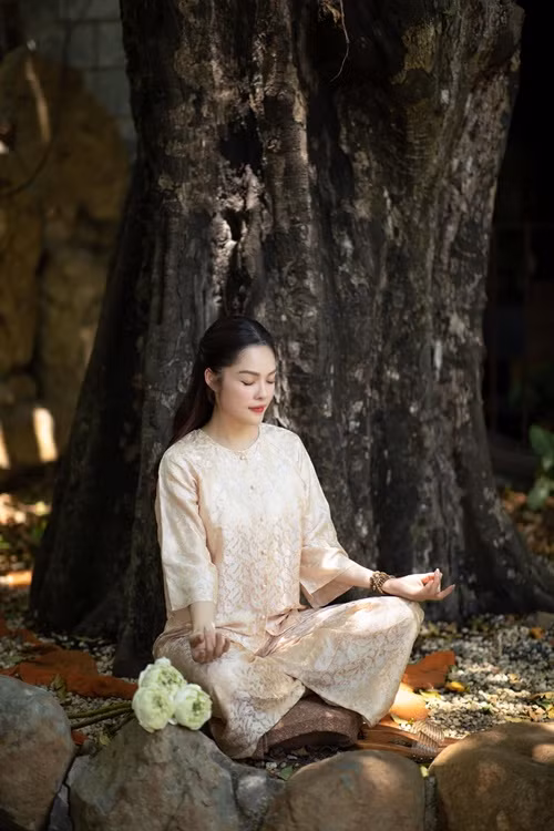 Dương Cẩm Lynh dành nhiều thời gian cho bản thân. Cô đã tìm đến Phật pháp, tu tập mỗi ngày.