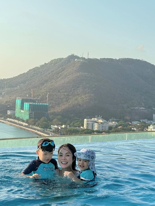 Dương Cẩm Lynh vẫn một mình chăm sóc các con.