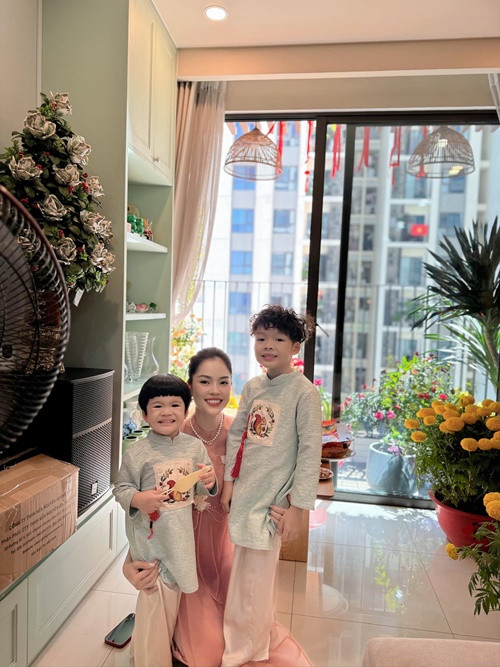 Dương Cẩm Lynh vẫn ở nhà thuê cùng các con.