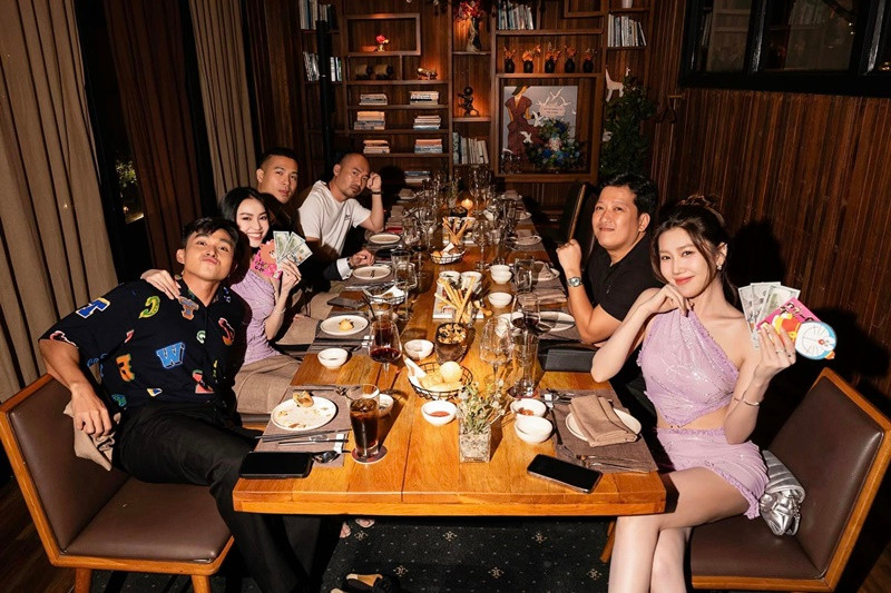 Nhiều sao Việt dự tiệc sinh nhật chung của Lan Ngọc - Thúy Ngân.