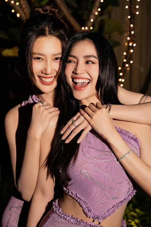 Lan Ngọc và Thúy Ngân mặc đồ đôi.