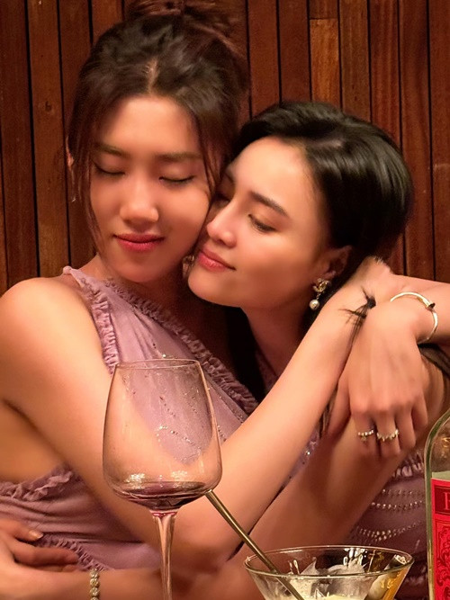  Ninh Dương Lan Ngọc sinh ngày 4/4 còn Thúy Ngân có sinh nhật vào ngày 5/4. Mới đây, cả hai tổ chức tiệc sinh nhật chung.