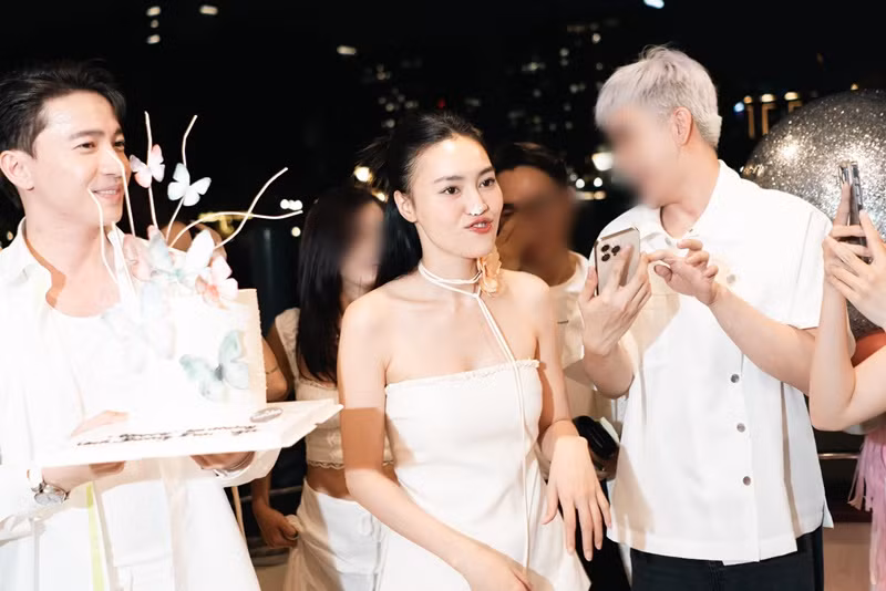 Ít ngày trước, S.T Sơn Thạch cùng bạn bè tổ chức sinh nhật cho Lan Ngọc.