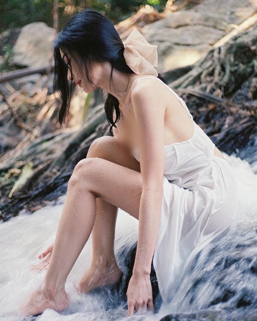 Loạt ảnh hot girl Mutmai Miraruch Amornwarayos đi tắm suối nhận được sự chú ý của nhiều cư dân mạng.