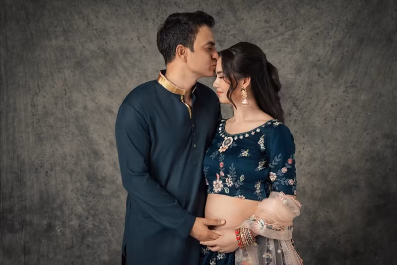 “Ba Vikas khi nghe tin đã “đứng hình” vài giây vì quá choáng ngợp và sau đó là ôm lấy hai mẹ con vì vui sướng. Chị hai Moon thì luôn ngây ngô hỏi mẹ “Mẹ có em bé hả mẹ? Em bé trong bụng mẹ hả mẹ?”, nữ ca sĩ cho biết.