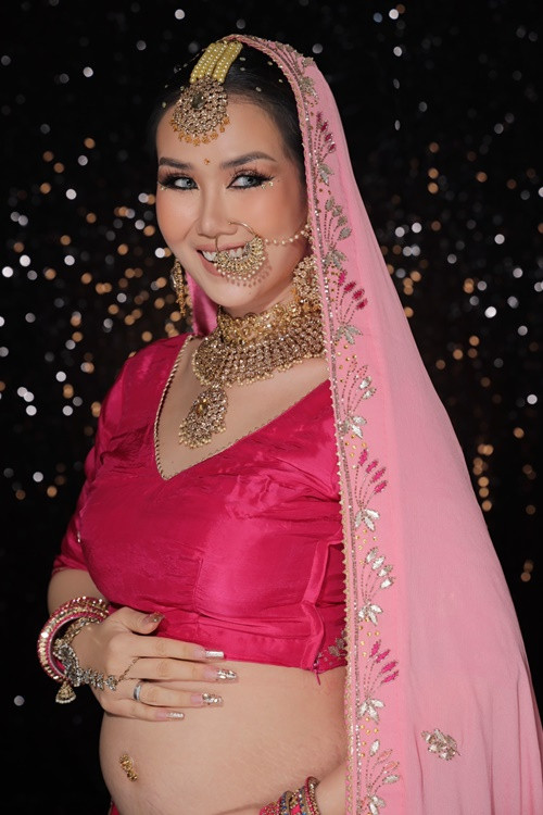 Nữ ca sĩ chia sẻ về việc mang bầu: “Đầu tháng mẹ Trâm đi khám thì bác sĩ bảo chưa có “tín hiệu”, đến giữa tháng em bé đã phát tín hiệu liên tục. Khác với lần đầu khi nhận “tín hiệu” từ em Moon, Trâm đã khóc rất nhiều trong nhà vệ sinh thì lần này Trâm gần như nhảy cẫng lên, chạy ra phòng khách và báo với chồng ngay".