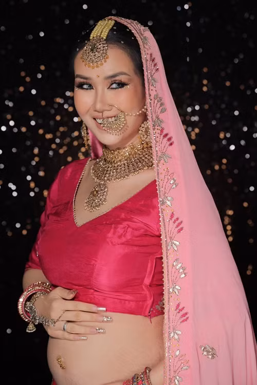 Nữ ca sĩ chia sẻ về việc mang bầu: “Đầu tháng mẹ Trâm đi khám thì bác sĩ bảo chưa có “tín hiệu”, đến giữa tháng em bé đã phát tín hiệu liên tục. Khác với lần đầu khi nhận “tín hiệu” từ em Moon, Trâm đã khóc rất nhiều trong nhà vệ sinh thì lần này Trâm gần như nhảy cẫng lên, chạy ra phòng khách và báo với chồng ngay".