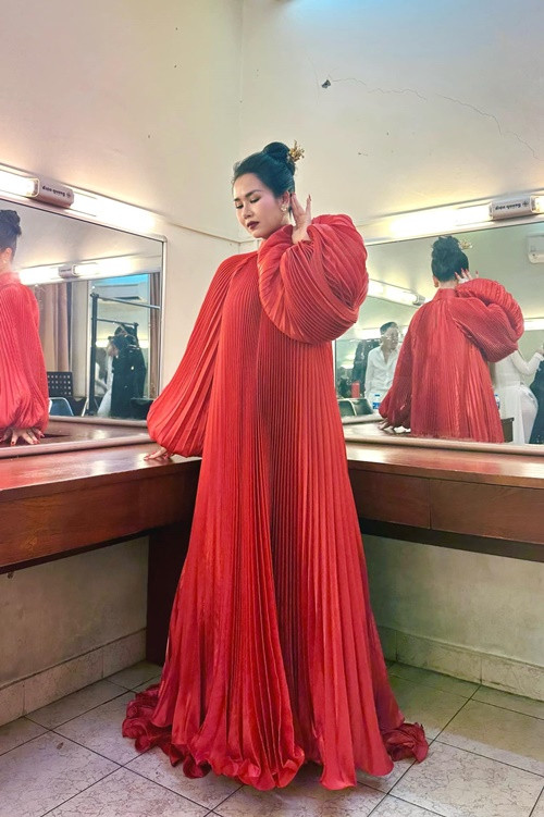 Gần đây, nữ ca sĩ liên tục diện trang phục rộng che vòng hai.