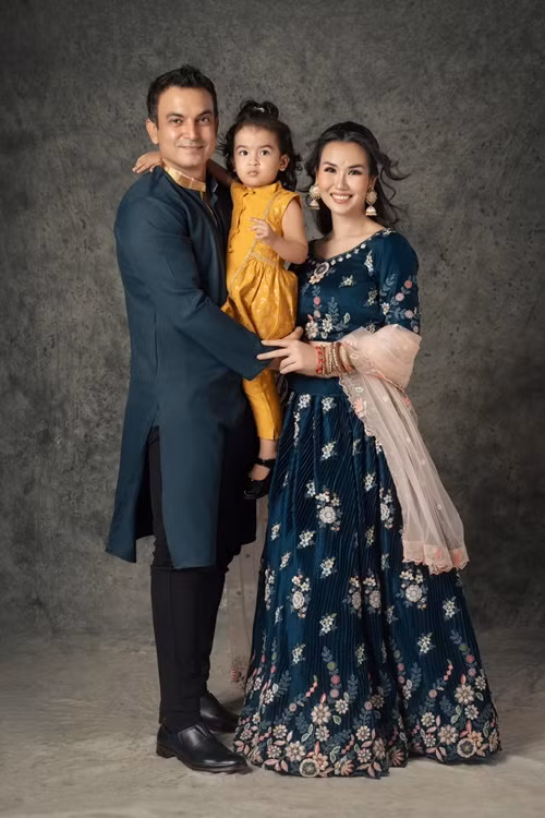 Võ Hạ Trâm khoe nhan sắc rạng rỡ khi mang bầu trong trang phục truyền thống Ấn Độ.