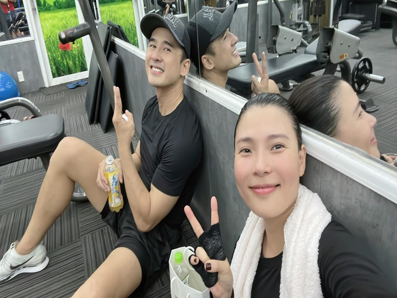 Anh chia sẻ về việc tập luyện: "Thanh xuân cũng còn được xíu nên phải tập thể thao cho níu kéo thanh xuân, tập sương sương tại nhà cho có sức khỏe thôi".