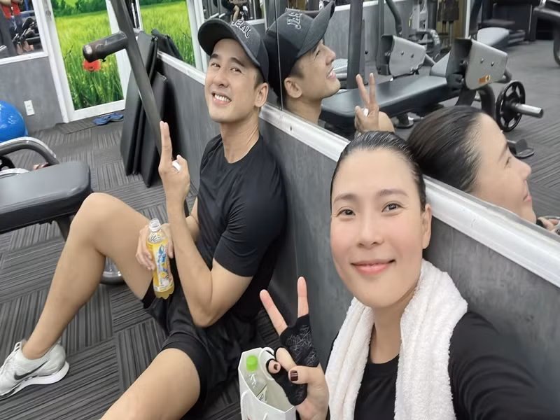 Anh chia sẻ về việc tập luyện: "Thanh xuân cũng còn được xíu nên phải tập thể thao cho níu kéo thanh xuân, tập sương sương tại nhà cho có sức khỏe thôi".