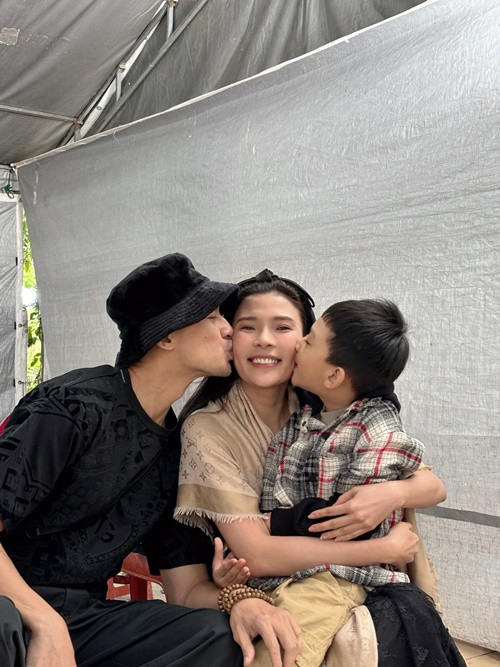 Mới đây, Thúy Diễm cảm ơn chồng con là hậu phương vững chắc để cô yên tâm đóng phim.