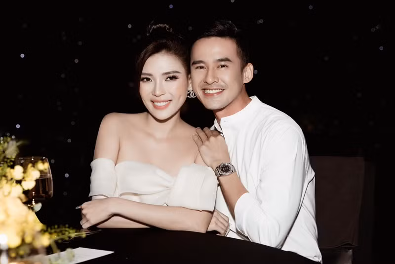 Lương Thế Thành còn hài hước cho rằng Thúy Diễm sợ anh. "Lý do tại sao vợ sợ tôi vì tất cả những chuyện gì vợ muốn làm thì tôi đều làm trước hết, không để cho vợ làm, ngay cả những việc vợ chưa kịp mở lời tôi đã làm rồi, như về nhà thấy nguyên đống chén bát thì tôi nhảy vào rửa liền… Mình phải chơi đánh phủ đầu. Một điều quan trọng nhất là phải chịu đựng, dù vợ có nổi nóng mình cũng phải nhịn", Pháp Luật TP HCM dẫn lời Lương Thế Thành.