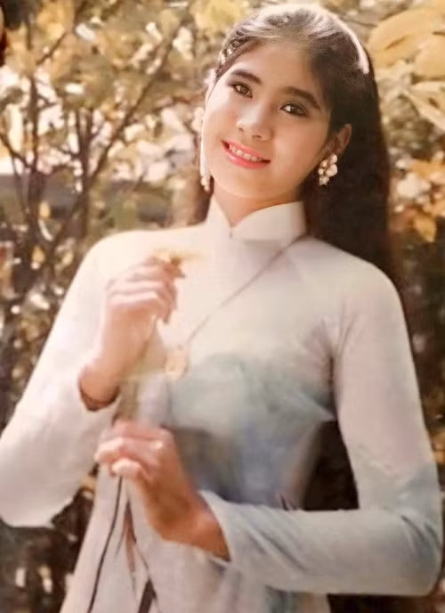 Lý Hương có bố là NSND Lý Huỳnh, anh trai là diễn viên Lý Hùng. Cô được mệnh danh là “đả nữ” giai đoạn những năm 90 với loạt phim: Kế hoạch 99, Hồng hải tặc, Cảnh sát đặc khu, Truy nã tội phạm quốc tế, Phi vụ phượng hoàng. Ảnh: Thế Giới Điện Ảnh.