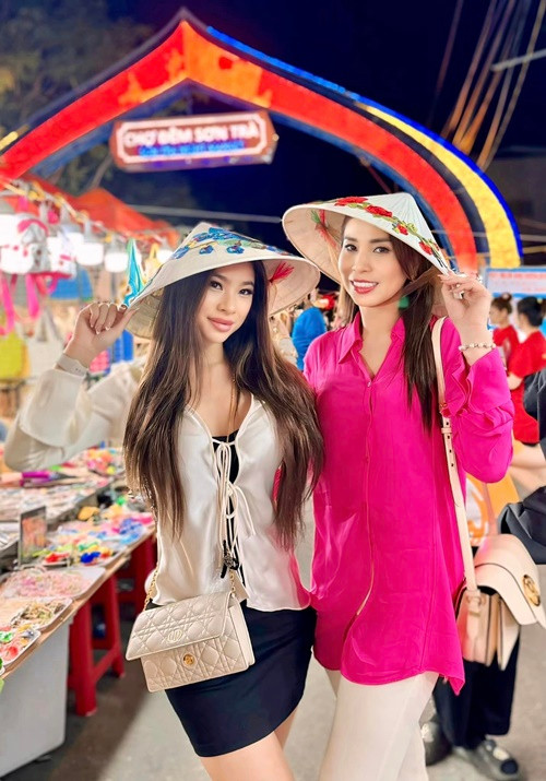 "Tôi quá may mắn khi con gái rất thương mình. Tôi từng rất sợ việc giữa mẹ con có khoảng cách sau 12 năm không gặp nhau. Nhưng bé không quên điều gì cả, từ tình thương của mẹ đến những kỷ niệm trong gần 7 năm sống bên nhau", em gái Lý Hùng bày tỏ. Ảnh: FBNV.