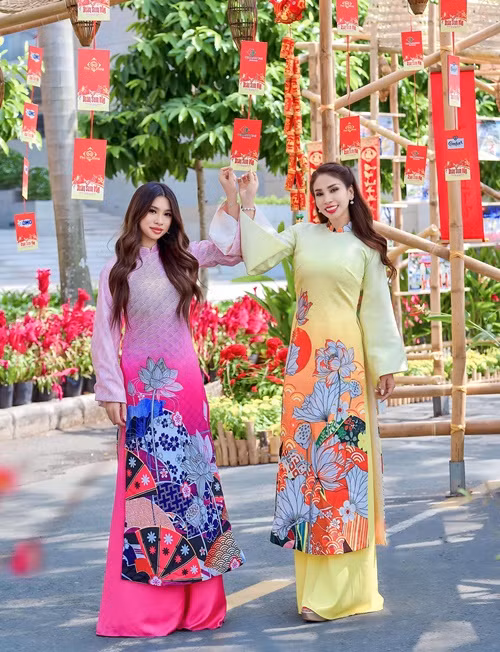 Về mối quan hệ với chồng cũ, Lý Hương chia sẻ trên Dân Việt: “Chúng tôi chọn cách ứng xử văn minh, việc ai người nấy giải quyết và dù ở Mỹ hay ở Việt Nam thì đạo hiếu của con với cha mẹ đều được gia đình tôi đặt lên hàng đầu”. Ảnh: FBNV.