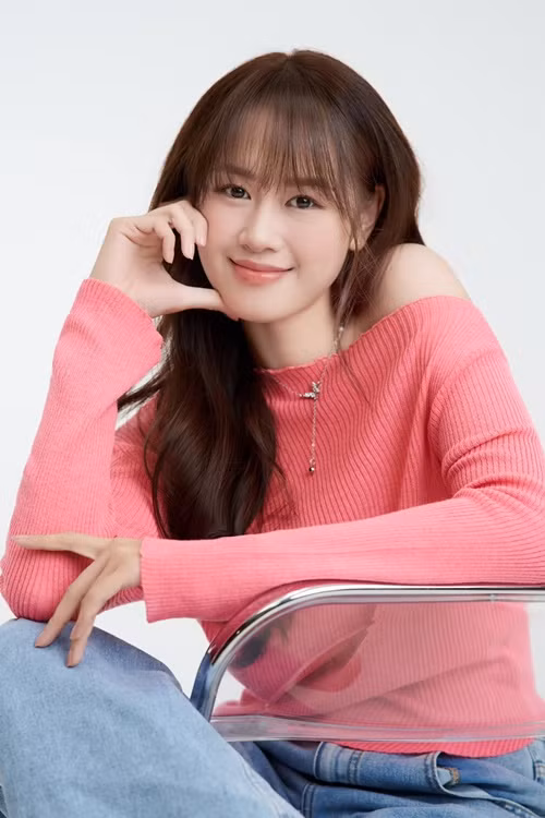 Quỳnh Anh sở hữu khuôn mặt ưa nhìn, vóc dáng thon gọn.