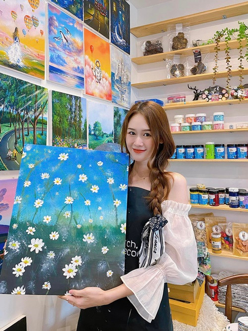 "Tôi thiết nghĩ cuộc sống sẽ quá nhàm chán nếu thiếu âm nhạc và màu sắc. Bản thân Quỳnh Anh cũng rất thích hát, cũng từng là Dancer của trường từ hồi cấp 3 nên âm nhạc gần như ngấm trong cơ thể Quỳnh Anh rồi", nữ diễn viên chia sẻ trên Thế Giới Điện Ảnh.