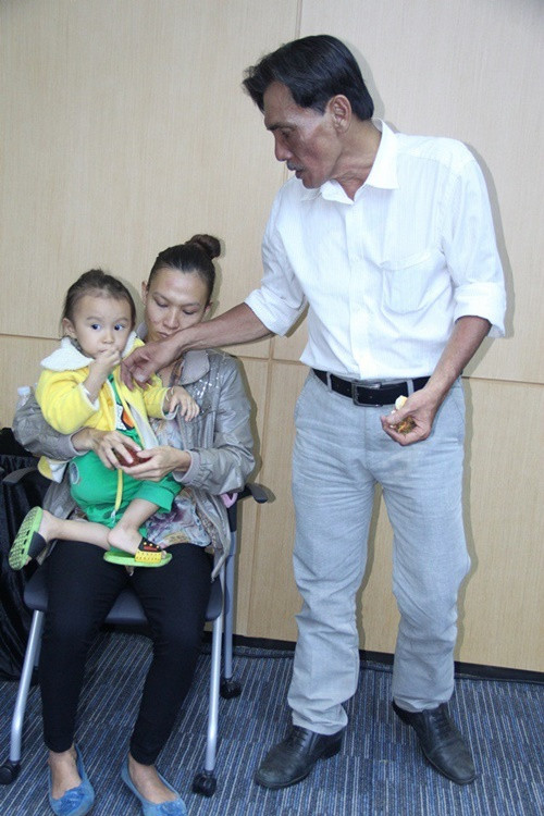 Theo Tiền Phong, vợ Thương Tín tên Bùi Kim Chi, sinh năm 1988, kém nam diễn viên 32 tuổi. Cả hai có cô con gái chung tên Bùi Thanh Thảo. Ảnh: Vietnamnet.