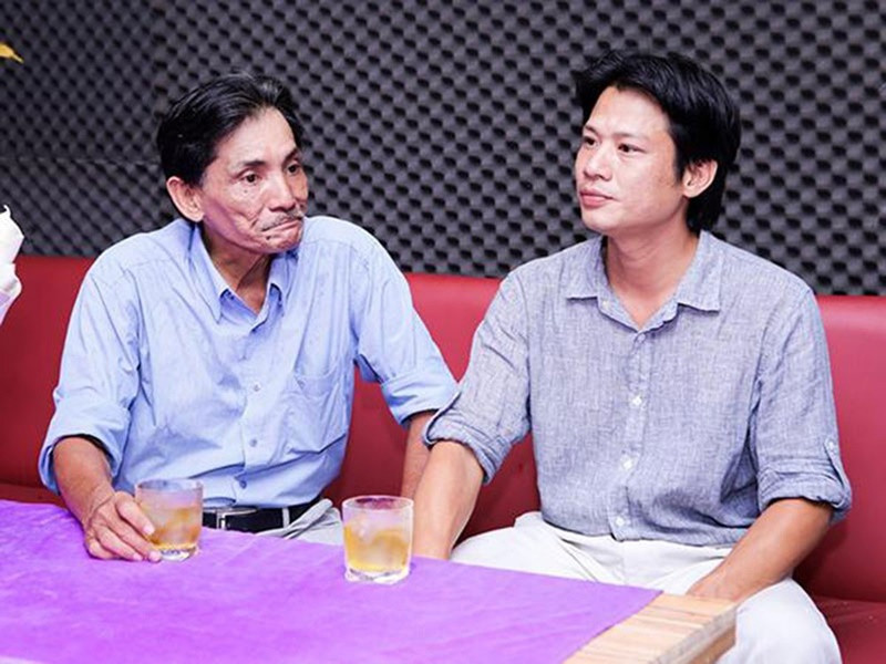 Theo nhạc sĩ Tô Hiếu, Thanh Tùng thường xuyên chủ động gọi điện hỏi thăm cha, gửi tiền, chăm nom khi cha bị bệnh. Tuy nhiên, gia cảnh vợ chồng Thanh Tùng rất khó khăn. Ngoài ra, hai cha con Thương Tín tính cách trái ngược nhau nên không thể sống chung một nhà. Ảnh: Dân Việt.
