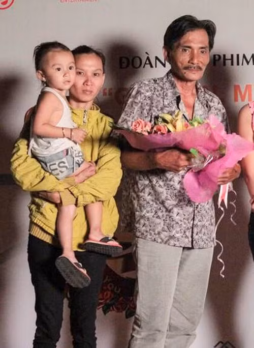 Tháng 12/2021, vợ Thương Tín khẳng định cô không bỏ nam diễn viên, chỉ đơn giản là hết giãn cách nên đi làm thuê. Ảnh: Người Đưa Tin.