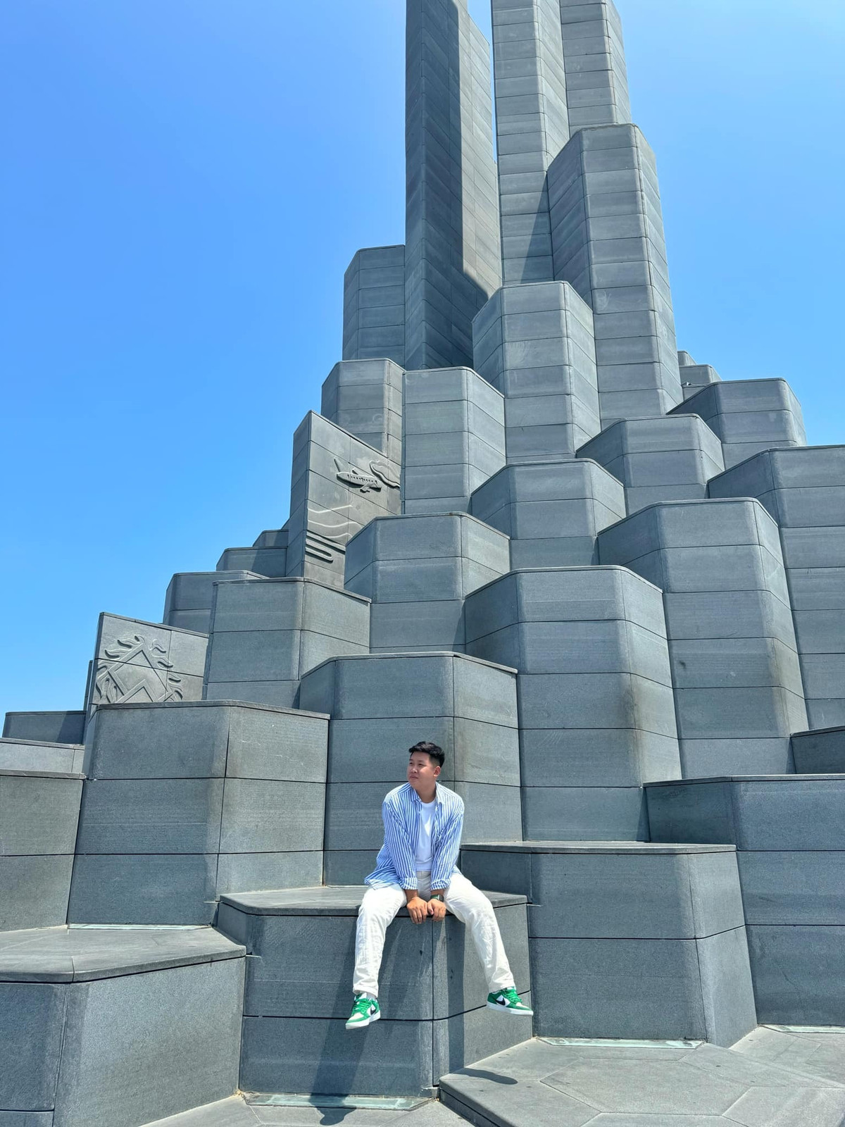 Theo Ba Đình, Phú Yên ngoài những địa điểm nổi tiếng, cậu thích con người nơi đây với nét nhẹ nhàng, tình cảm và mộc mạc. Hôm đi chơi đúng vào ngày rằm, các du khách đã được chị chủ homestay gọt hoa quả, hạ lễ bánh kẹo rồi cùng nhau thưởng thức, ngồi nói chuyện vui vẻ, chia sẻ nhiều điều về Phú Yên. Chị chủ homestay thân thiện, dễ mến, điều đó giải thích tại sao Phú Yên thu hút người ta đến vậy.