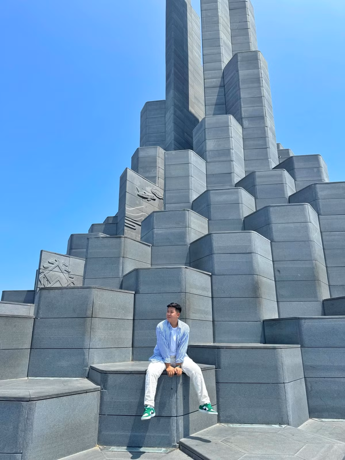 Theo Ba Đình, Phú Yên ngoài những địa điểm nổi tiếng, cậu thích con người nơi đây với nét nhẹ nhàng, tình cảm và mộc mạc. Hôm đi chơi đúng vào ngày rằm, các du khách đã được chị chủ homestay gọt hoa quả, hạ lễ bánh kẹo rồi cùng nhau thưởng thức, ngồi nói chuyện vui vẻ, chia sẻ nhiều điều về Phú Yên. Chị chủ homestay thân thiện, dễ mến, điều đó giải thích tại sao Phú Yên thu hút người ta đến vậy.