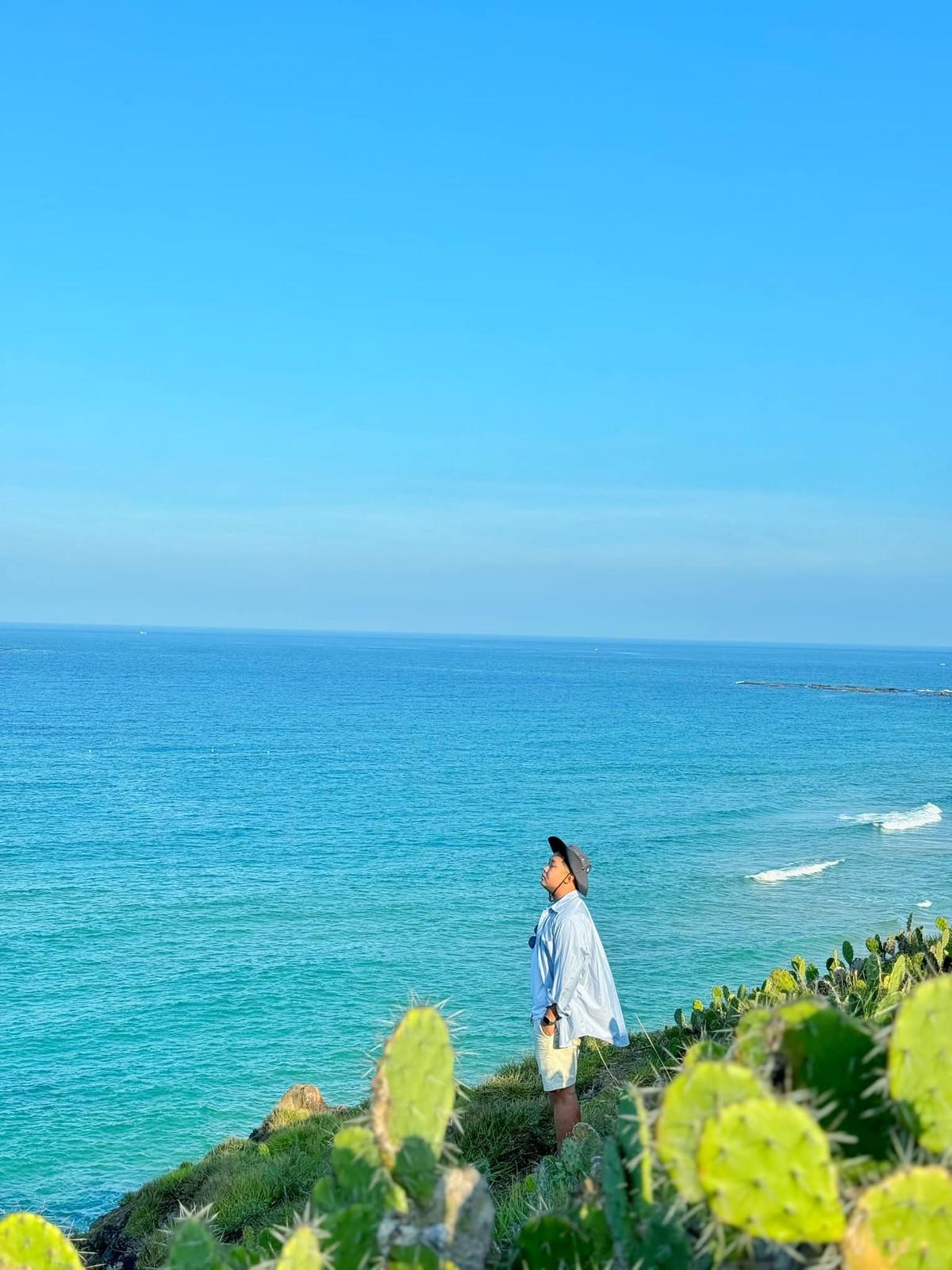 Dừng chân ở mảnh đất này trong 2 ngày, du khách đã đến nhiều điểm đến nổi tiếng ở Phú Yên như check-in ở bờ kè Xóm Rớ đang vào mùa rêu xanh rất đẹp, ghé qua Tháp Nhạn, tham quan nhà thờ Mằng Lăng, Gành Đá Đĩa, cầu gỗ Ông Cọp, Hòn Yến, Bãi Xép, Mũi Điện, Bãi Môn, tháp Nghinh Phong...