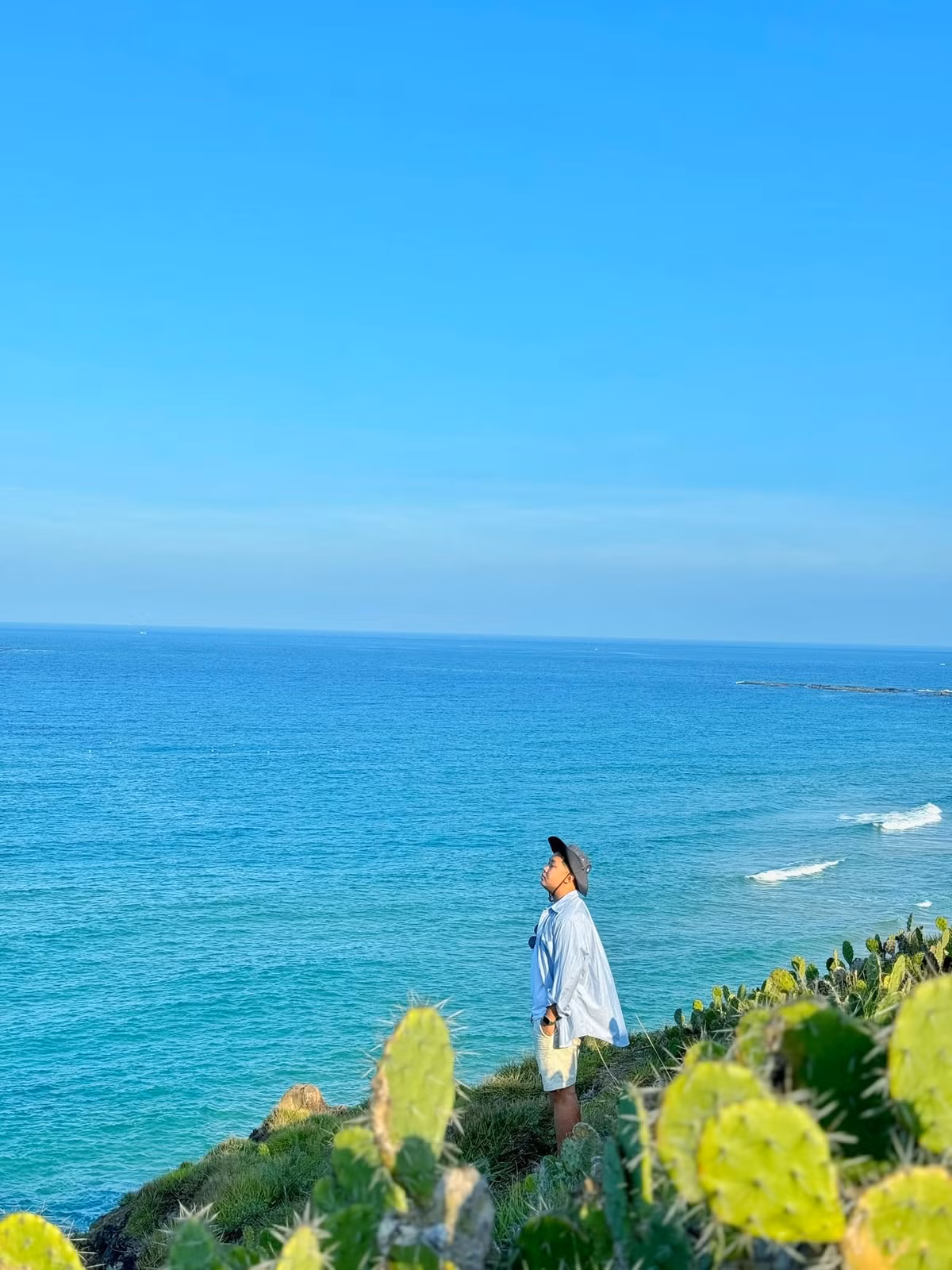 Dừng chân ở mảnh đất này trong 2 ngày, du khách đã đến nhiều điểm đến nổi tiếng ở Phú Yên như check-in ở bờ kè Xóm Rớ đang vào mùa rêu xanh rất đẹp, ghé qua Tháp Nhạn, tham quan nhà thờ Mằng Lăng, Gành Đá Đĩa, cầu gỗ Ông Cọp, Hòn Yến, Bãi Xép, Mũi Điện, Bãi Môn, tháp Nghinh Phong...