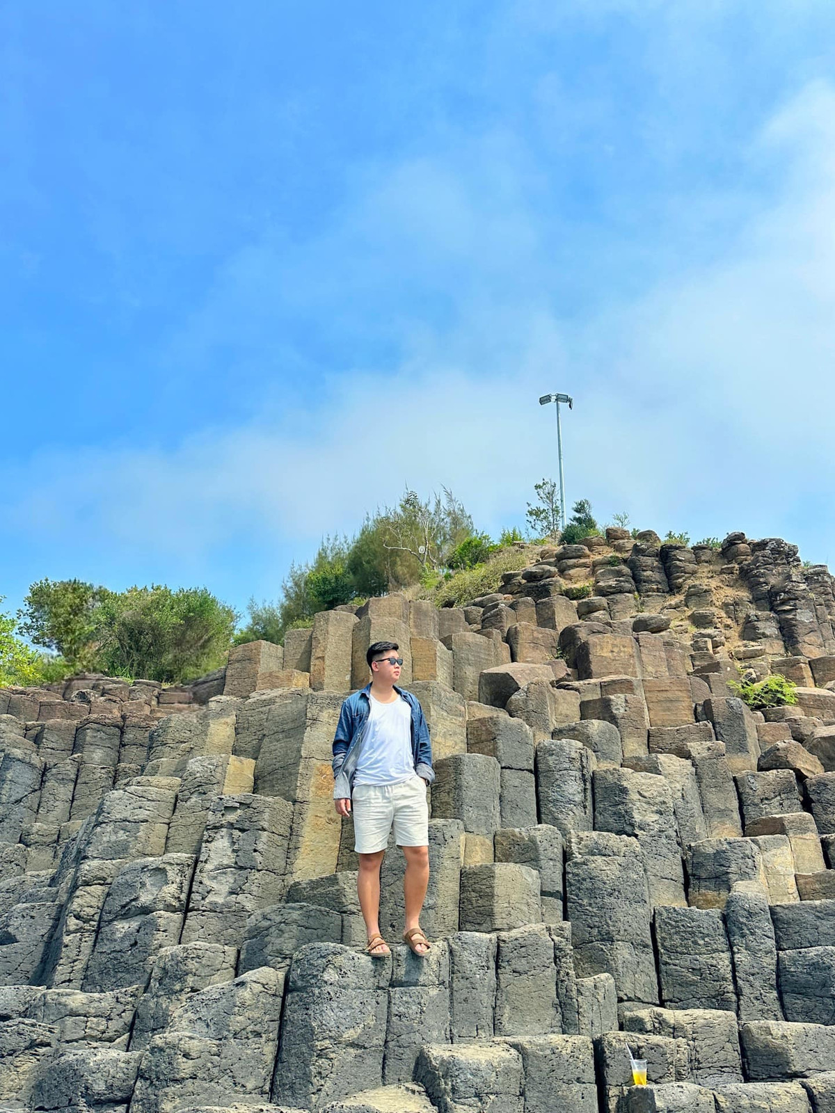 Du khách đến Gành Đá Đĩa.